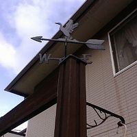 ガーデンオーナメントの定番風見鶏