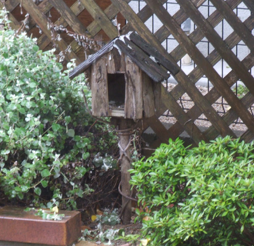 ガーデンオーナメントとなった小鳥小屋